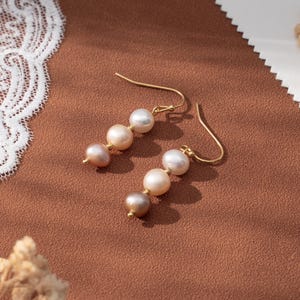 Pendientes de gancho con 3 perlas de agua dulce, un regalo único para ella, estilo art déco, joyería de boda para novias y damas de honor.