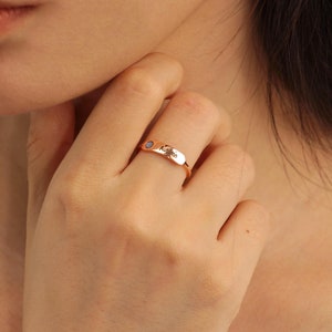 Anillo con nombre grabado y piedra de nacimiento - Anillo personalizado - Anillo con nombre minimalista - Regalo personalizado - Regalo de cumpleaños para ella - Anillo para el día de la madre