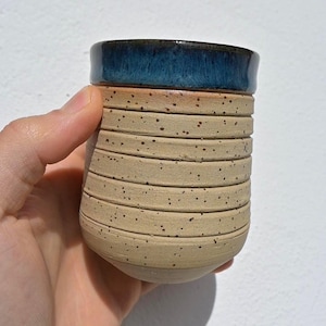 Handgemachter Keramikbecher – Gesprenkelter Steinzeug Becher mit blauer Glasur – Moderner Kaffeebecher – Handmade Pottery Mug