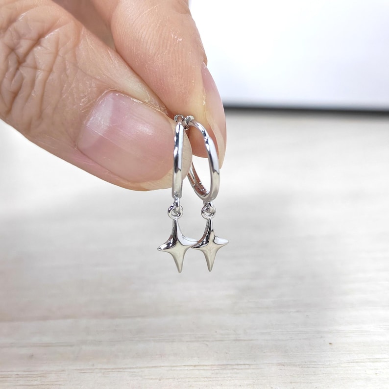 Puede incluir: Un juego de tres tazas de cer&aacute;mica con un acabado moteado y mate. Las tazas son en tonos crema, gris claro y gris oscuro. Cada taza tiene un dise&ntilde;o simple y minimalista y un asa redondeada.