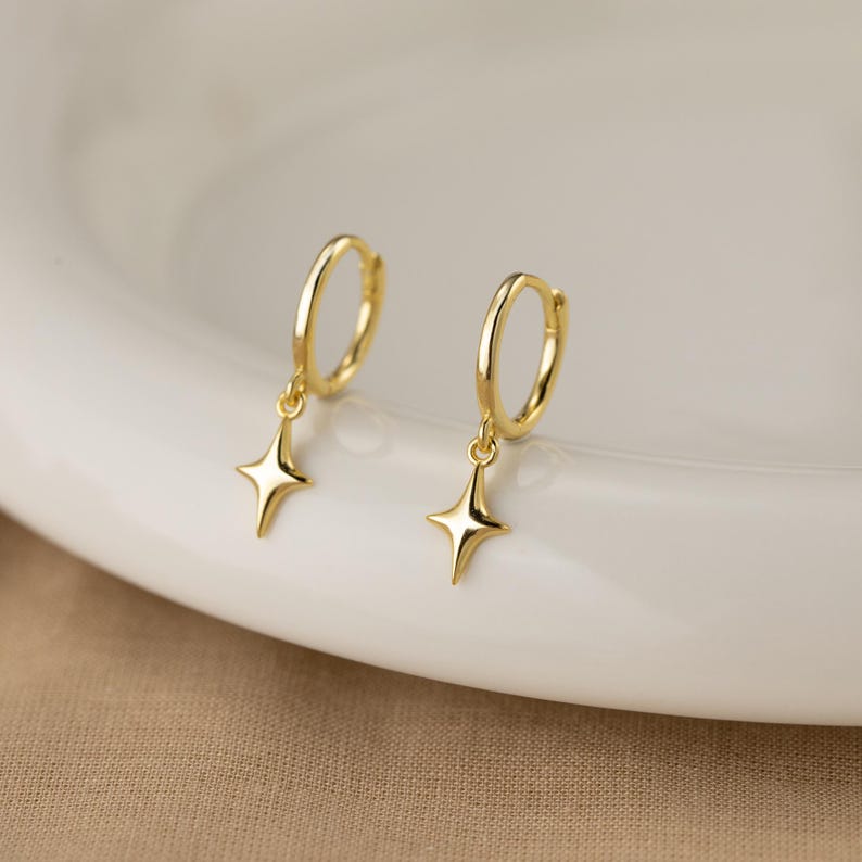 Puede incluir: Una taza de cer&aacute;mica blanca con un asa negra y el texto "But First, Coffee" en negro y negrita. La taza est&aacute; sobre una superficie blanca. La taza mide aproximadamente 10 cm de alto.