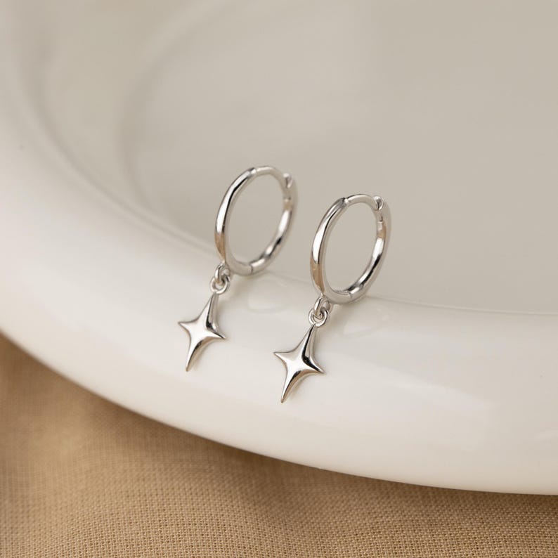 Pendientes de aro con dije celestial de plata de ley, piercings de cartílago con colgante de estrella en oro laminado de 14 quilates Silver - 1 Pair