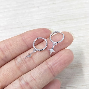 Puede incluir: Una taza de cer&aacute;mica blanca con un asa negra y el texto "But First, Coffee" en negrita negra. La taza est&aacute; sobre una superficie de madera. La taza mide 10 cm de alto.