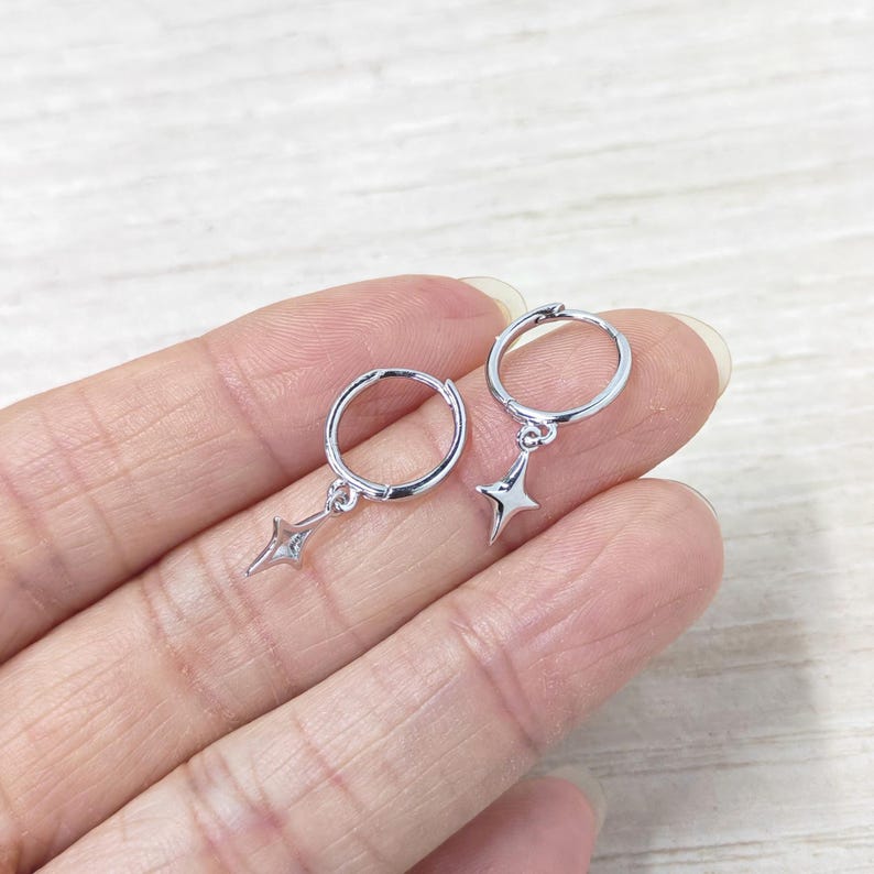 Puede incluir: Una taza de cer&aacute;mica blanca con un asa negra y el texto "But First, Coffee" en negrita negra. La taza est&aacute; sobre una superficie de madera. La taza mide 10 cm de alto.