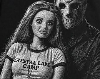 Couple de poupées tueuses (PNG), motif de t-shirt d'Halloween amusant, téléchargement numérique vintage en demi-teintes d'horreur