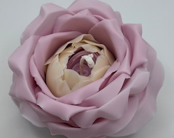 Vela hecha a mano en forma de rosa (blanca y rosa)