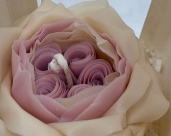 Vela hecha a mano "David Austin Rose" (blanca y rosa)