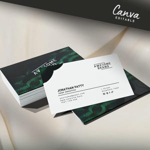Sjabloon voor groene visitekaartjes met QR-code • DIY-afdrukbare kaart voor functietitel • Dubbelzijdig aanpasbare Canva-bedrijfsidentiteit