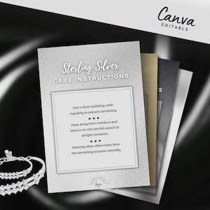 Pode incluir: Um cartão de instruções de cuidados com prata com o texto "Sterling Silver Care Instructions" e instruções sobre como cuidar de joias de prata. O cartão está sobre um fundo preto com uma pulseira de prata em primeiro plano.