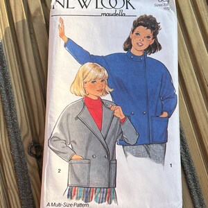 Może przedstawiać: Wzór wielkości New Look Maudella w stylu vintage. Okładka zawiera ilustracje dwóch kobiet w kurtkach. Tekst "NEW LOOK" i "maudella" znajduje się na górze. Wzór zawiera rozmiary 7/8 i 11/12.