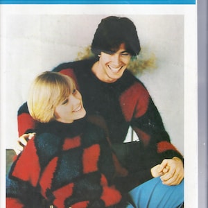Può includere: Una copertina di un libro di modelli di maglia con una coppia che indossa maglioni con motivi geometrici. Il libro è intitolato "BOND" e il modello è "Maglioni geometrici in Lister Lee Tahiti - No. 1".