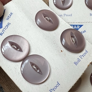 Lot de 12 boutons neufs anciens, série Good Wear, lilas pâle nacré 15 mm, sur cartes originales