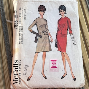 Può includere: Modello stampato vintage McCall's per un abito a due pezzi da donna e mezza taglia con gonna a tubino o ampia. L'illustrazione mostra due donne in abiti. Il modello è contrassegnato con il numero 7956 e la misura del busto 84 cm.