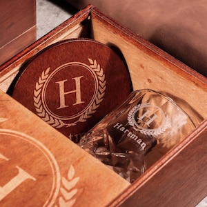 Conjunto de copos de uísque personalizados com caixa de madeira e porta-copos gravados.