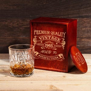 Juego de vasos de whisky grabados vintage de 1965, 60 cumpleaños, añejados a la perfección, regalos de 60 años, juego de vaso y posavasos para whisky escocés bourbon.