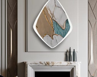 Pode incluir: Uma peça de arte de parede em forma de diamante com um design abstrato de blocos de cor branca, bronzeada e azul-petróleo separados por linhas douradas finas, montada numa parede cinzenta clara acima de uma lareira numa sala.