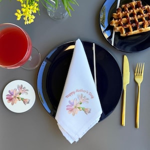 Muttertagsgeschenk: Untersetzer und personalisiertes Tischservietten-Set mit individuellem Text und rosa Blumendesign | Perfektes Geschenk für sie