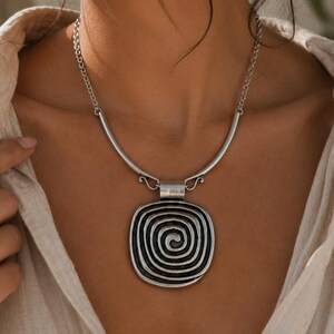 Fyrkantigt hänge i statement-halsband: Boho chica silversmycken med djärva mönster