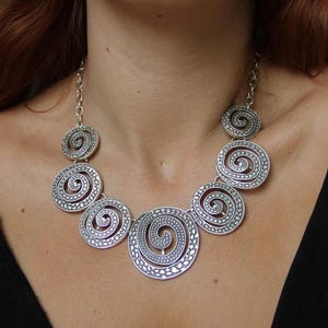 Bold Silver Collar Necklace – Hammered Round Swirl Design, Unique Geometric Boho Jewelry for Women