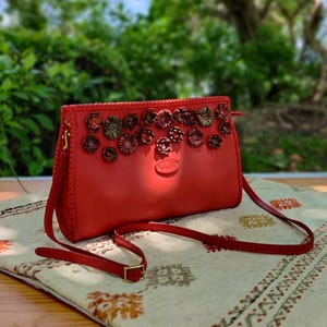 Umhängetasche aus Echtleder Rot Leder Frauen Geldbörse Vegetan Leder Blume Schultertasche Anweisung Zubehör Geschenkidee für sie lang anhaltende