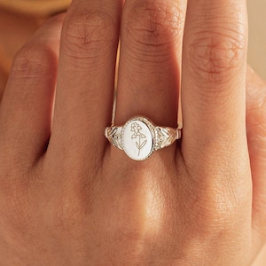 Custom Birth Flower Ring, Birth Flower Signet Ring, Dainty Flower Stacking Ring, Personalized Gift, Gift for Wife, Birthday Gift for Mom
