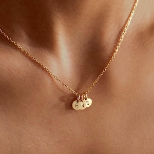Collar con inicial personalizada, Collar con mini disco de plata con inicial, Discos pequeños personalizados, Collar con inicial grabada para niños, Collar familiar, Regalo para mamá