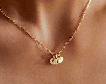 Collar con inicial personalizada, Collar con mini disco de plata con inicial, Discos pequeños personalizados, Collar con inicial grabada para niños, Collar familiar, Regalo para mamá