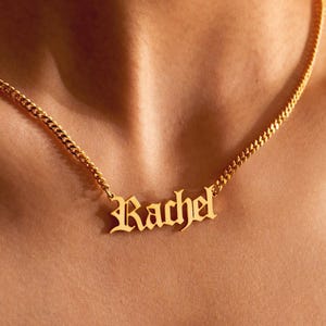 Collar con nombre gótico personalizado, collar con nombre en inglés antiguo, collar con nombre dorado, joyería gótica vanguardista, regalo de Halloween, collar para hombre, regalo para él