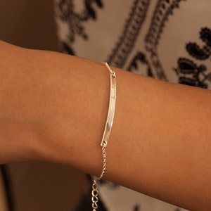 Personalized Message Bar Bracelet, Curved Slim Bar Bracelet, Bracelet with Names Dates Coordinates, Bracelet Stack, Christmas Gift for Her
