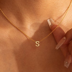 Collar con inicial personalizado, collar con letras delicadas, collar con letras pequeñas de oro, collar con letras minimalistas, regalo de joyería, regalo para el mejor amigo