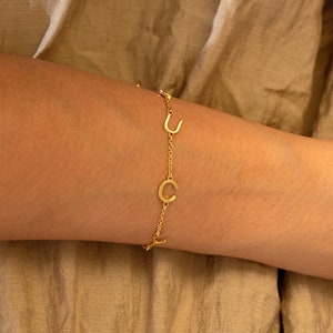 Pulsera con letras personalizadas, pulsera con nombre inicial, pulsera con inicial delicada, dije con letras, pulsera con inicial familiar, regalo de dama de honor, regalo de mamá