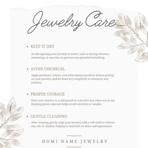 K&ouml;nnte beinhalten: Eine beige und wei&szlig;e Grafik mit dem Text "Jewelry Care" in einer dekorativen Schreibschrift. Die Grafik enth&auml;lt vier Aufz&auml;hlungszeichen mit Anweisungen zur Pflege von Schmuck: Trocken halten, Chemikalien vermeiden, Richtige Aufbewahrung und Sanfte Reinigung. Die Grafik enth&auml;lt auch eine dekorative Illustration eines belaubten Zweigs.