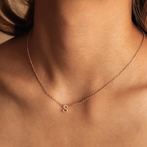 Collar con inicial, collar con letra dorada, delicado collar con inicial, collar minimalista para mujer, collar hecho a mano, regalo de Navidad