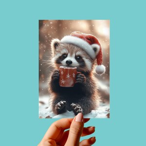 Tarjeta navideña imprimible con diseño de panda basura, tarjeta navideña con una criatura retro del bosque, tazas acogedoras y animales de invierno, descarga instantánea en formato PDF asequible