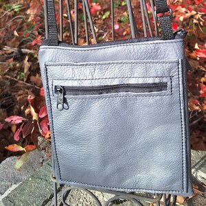 Cartera de viaje/casino de piel gris con aplique de piel o frontal liso. 4 bolsillos. Envío gratuito.