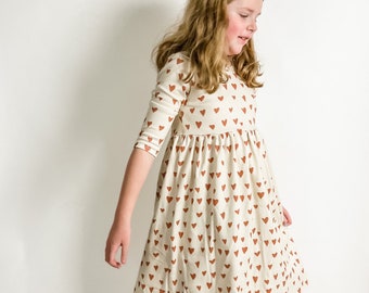 Robe échancrée dans le dos pour fille // robe biologique à imprimé cœurs // robe virevoltante pour tout-petits // robe biologique pour tout-petits // vêtements pour filles / vêtements biologiques pour bébé