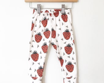 leggings aux fraises // vêtements bio pour bébés // pantalons bébé fille // leggings pour tout-petits // pantalons pour tout-petits / vêtements pour filles / leggings pour bébés