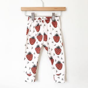 leggings aux fraises // vêtements bio pour bébés // pantalons bébé fille // leggings pour tout-petits // pantalons pour tout-petits / vêtements pour filles / leggings pour bébés image 1