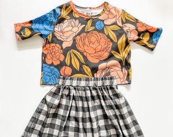 Ekologisk flickoutfit: Blommig topp och snurrande kjol