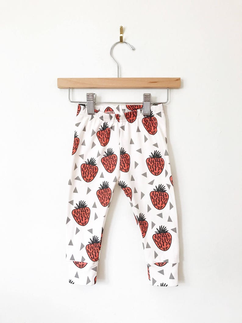 leggings aux fraises // vêtements bio pour bébés // pantalons bébé fille // leggings pour tout-petits // pantalons pour tout-petits / vêtements pour filles / leggings pour bébés image 1