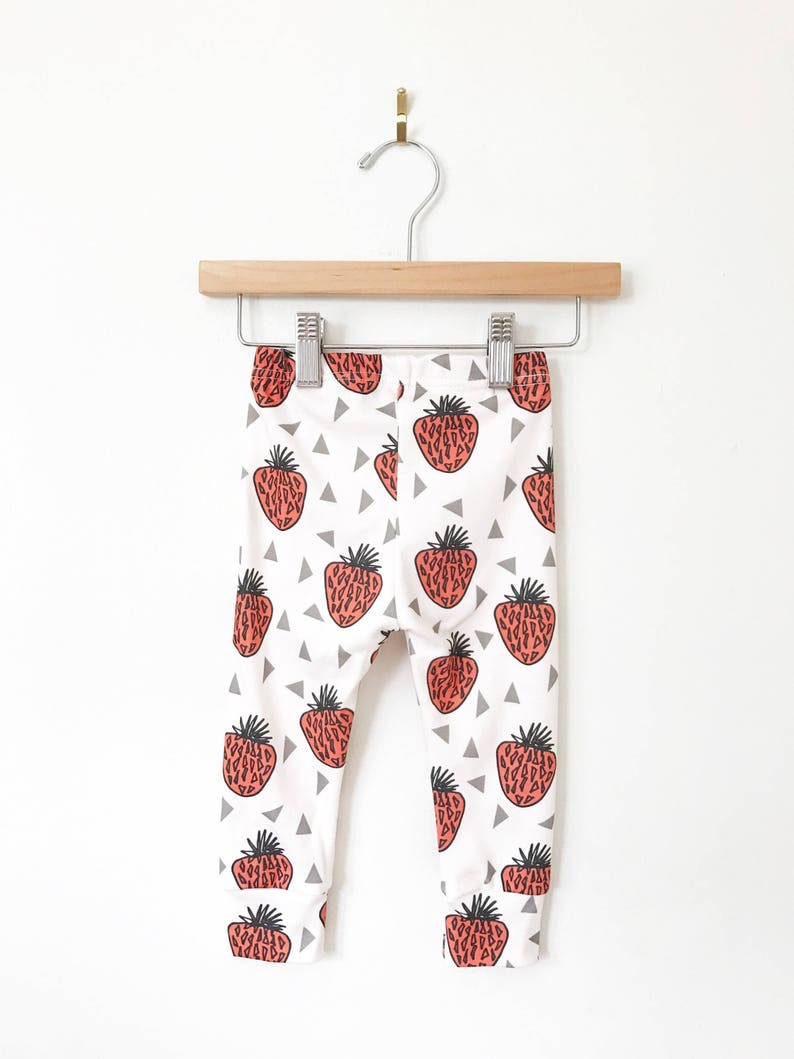 leggings aux fraises // vêtements bio pour bébés // pantalons bébé fille // leggings pour tout-petits // pantalons pour tout-petits / vêtements pour filles / leggings pour bébés image 2