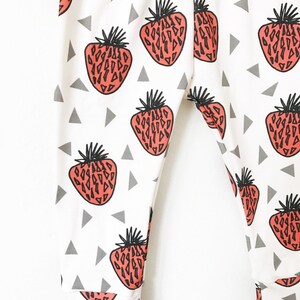 leggings aux fraises // vêtements bio pour bébés // pantalons bébé fille // leggings pour tout-petits // pantalons pour tout-petits / vêtements pour filles / leggings pour bébés image 5