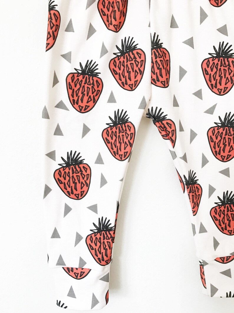 leggings aux fraises // vêtements bio pour bébés // pantalons bébé fille // leggings pour tout-petits // pantalons pour tout-petits / vêtements pour filles / leggings pour bébés image 5