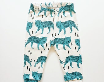 Leggings de algodón orgánico para bebé: pantalones para niño con estampado de tigre turquesa