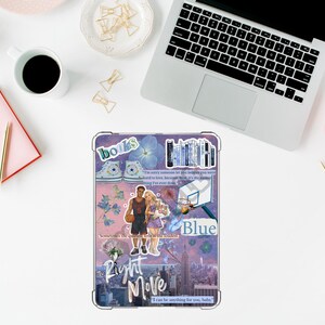 K&ouml;nnte beinhalten: Eine Tablet-H&uuml;lle mit einem Collage-Design mit den W&ouml;rtern "books", "Blue" und "The Right Move". Das Design umfasst Bilder eines Basketballspielers, einer Frau, eines Basketballkorbs und einer Stadtlandschaft, alles vor einem lila Hintergrund.