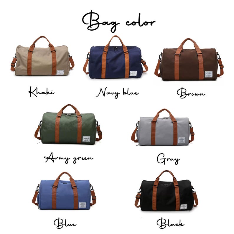 Peut inclure: Une collection de sept sacs de sport en kaki, bleu marine, marron, vert arm&eacute;e, gris, bleu et noir. Chaque sac pr&eacute;sente des poign&eacute;es marron, une sangle marron, une fermeture &eacute;clair sur le dessus et une petite &eacute;tiquette blanche rectangulaire.