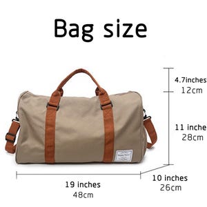 Peut inclure: Un sac de sport beige avec des sangles marron et une petite &eacute;tiquette rectangulaire. Le sac mesure 48 cm de longueur, 26 cm de largeur et 28 cm de hauteur, avec une poign&eacute;e de 12 cm. Le texte sur l'&eacute;tiquette indique Happy Travel.