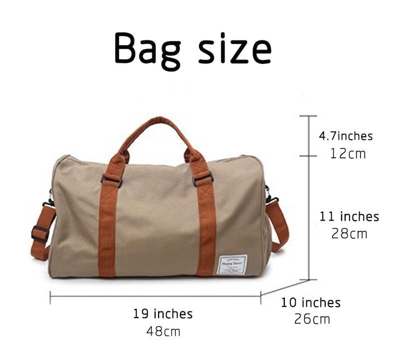 Peut inclure: Un sac de sport beige avec des sangles marron et une petite &eacute;tiquette rectangulaire. Le sac mesure 48 cm de longueur, 26 cm de largeur et 28 cm de hauteur, avec une poign&eacute;e de 12 cm. Le texte sur l'&eacute;tiquette indique Happy Travel.