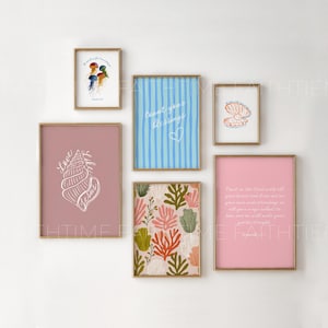 Peut inclure: Ensemble de six impressions d'art encadrées avec des cadres dorés. Les impressions présentent divers motifs, dont un coquillage, des méduses et du corail. Une impression porte le texte "Count your blessings" et une autre le texte "Love like Jesus."