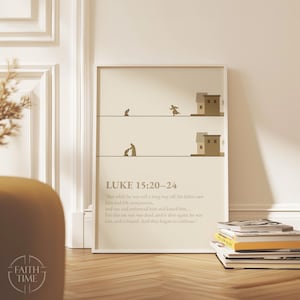 Puede incluir: Una impresión enmarcada con una ilustración minimalista que representa una escena bíblica. La obra de arte presenta figuras simples, casas y texto de Lucas 15:20-24. La paleta de colores es neutra, con tonos beige y marrón.